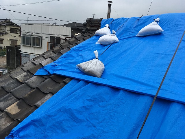 台風被害による雨漏りで養生中